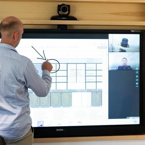 Touchscreen und Whiteboard im Klassenzimmer