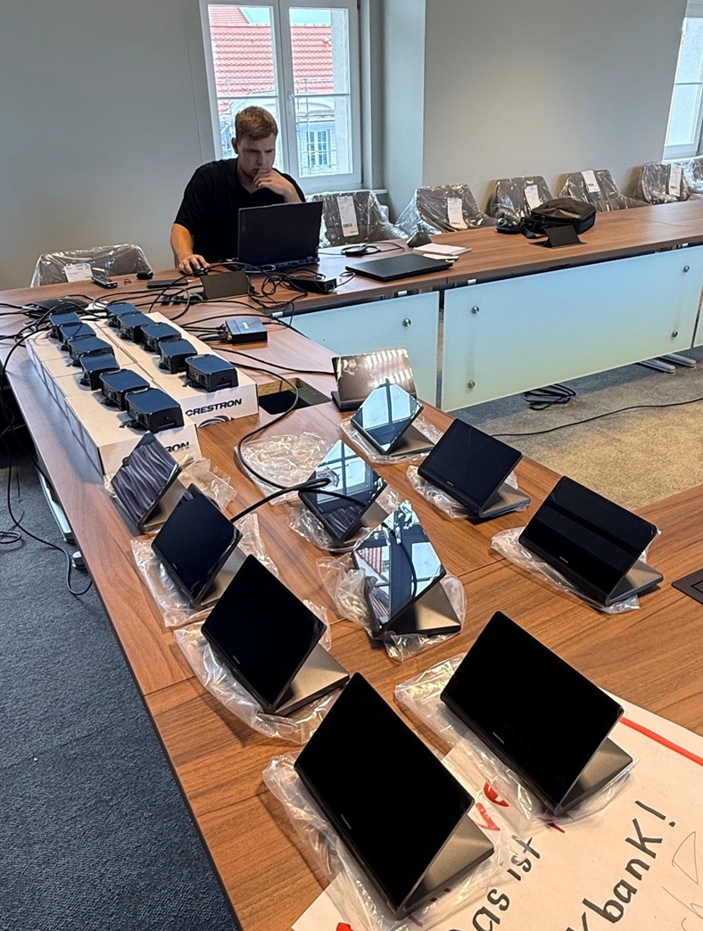 Setup einer Crestron Medienteuerung Projekt Sparkasse Görlitz