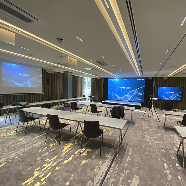 Hotel-am-Moselstausee-Konferenz Konferenzraumtechnik mit Unisee Videowand und Leinwänden im Hotel am Moselstausee