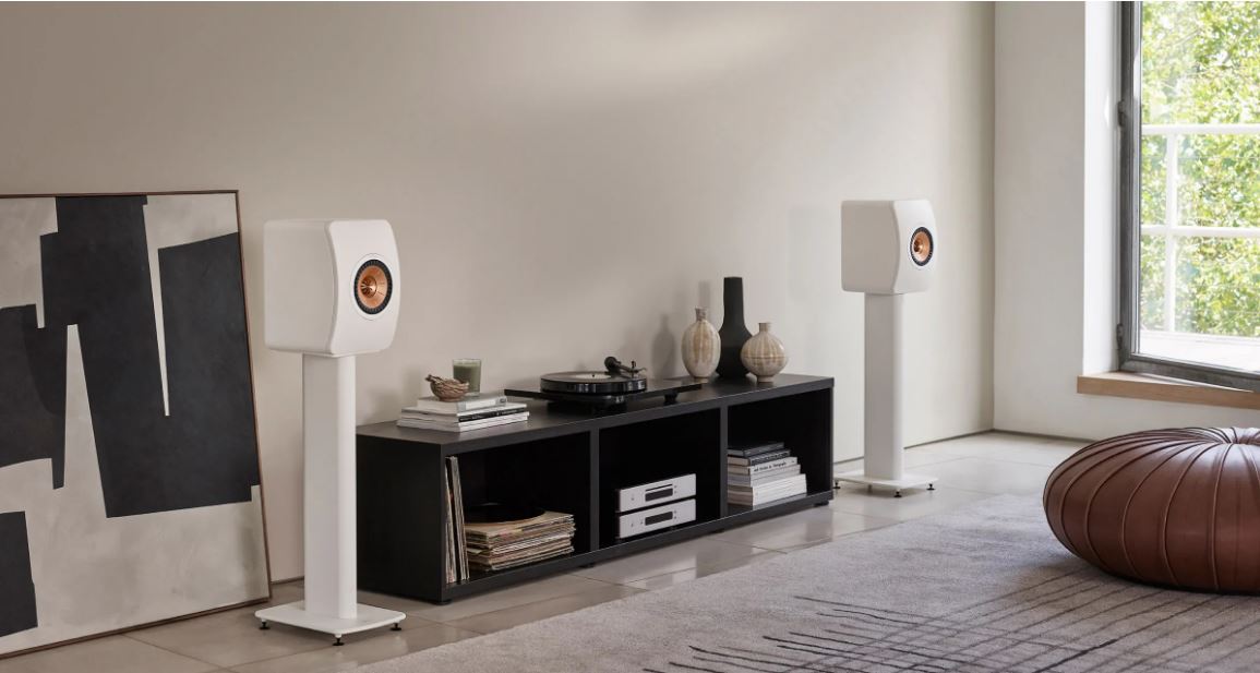 KEF LS50 META in Weiß im Wohnzimmer