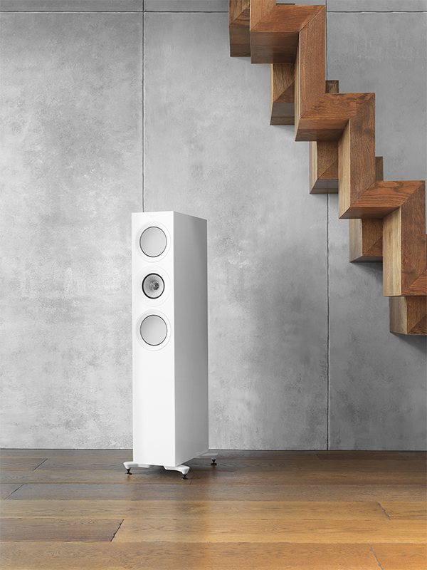 KEF R7 in weiß unter Treppe