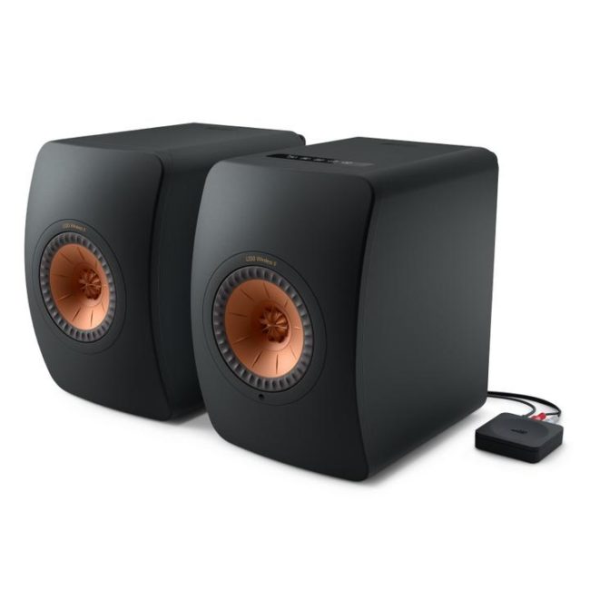 Der KEF KW1 besteht aus einem separaten Sender und Empfänger und arbeitet mit den Subwoofern der KUBE-Serie, dem Kube 8b, 10b, KC62 und 12b, sowie mit dem KF92 Subwoofer.