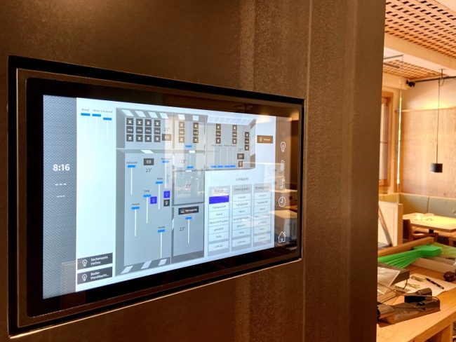 Crestron DGE-100 in Kombination mit einem Touchscreen zur Gebäudeautomation im Wirtsgut Wormbach